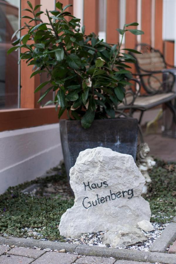Hotel Garni Haus Zum Gutenberg Hallbergmoos Exterior photo